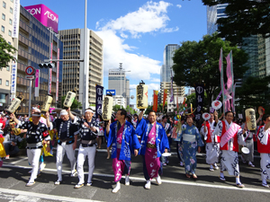 写真：定禅寺通りをパレード行進