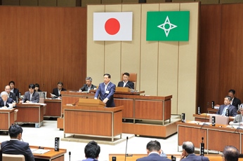 写真：質問に対し答弁