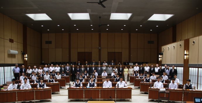 盛岡市議会高校生議会の集合写真