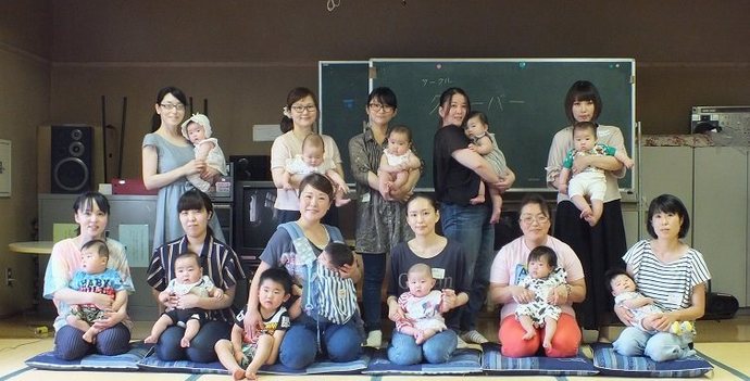 写真:離乳食試食会参加者の皆さん