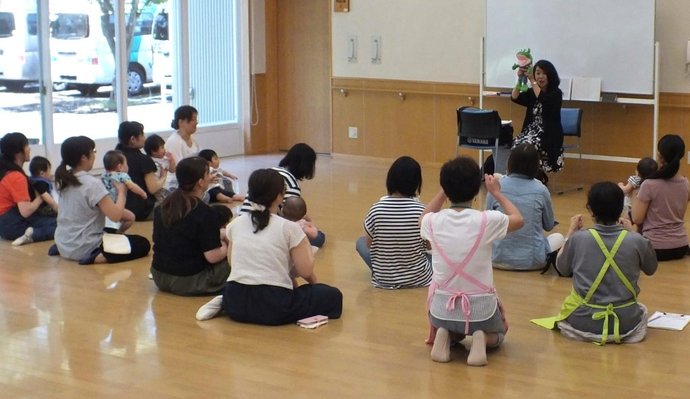 写真：英語絵本の読み聞かせの様子