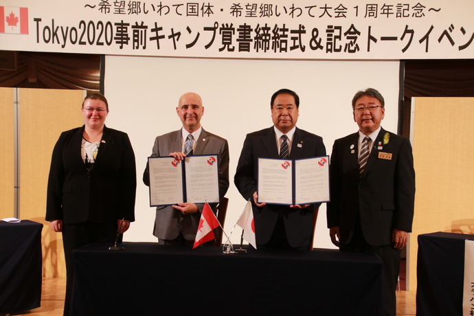 在日カナダ大使館二等書記官と岩手県知事との記念撮影