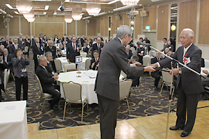 写真：野里知央様（境田町町内会・右）が一般表彰を代表受領