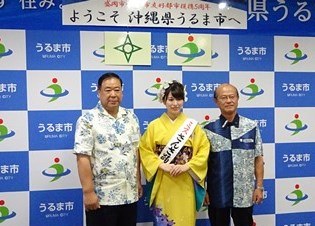 写真：島袋（しまぶく）俊夫うるま市長（右）らと撮影