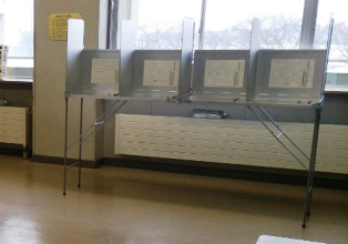 投票記載台（4人用）の写真