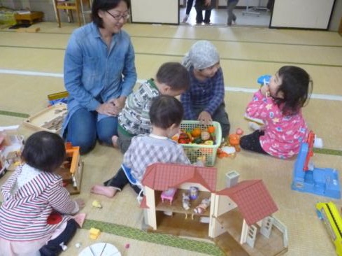 写真：地域支援者との遊び