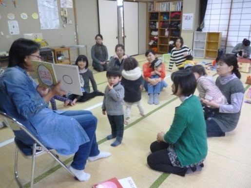 写真：楽しい読み聞かせ