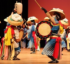 写真：和太鼓を演奏しながら踊る様子