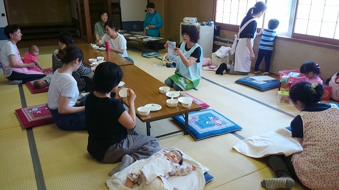 写真：離乳食試食会の様子