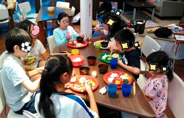写真:夕食の様子2