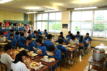 学校給食を食べる中学生の写真