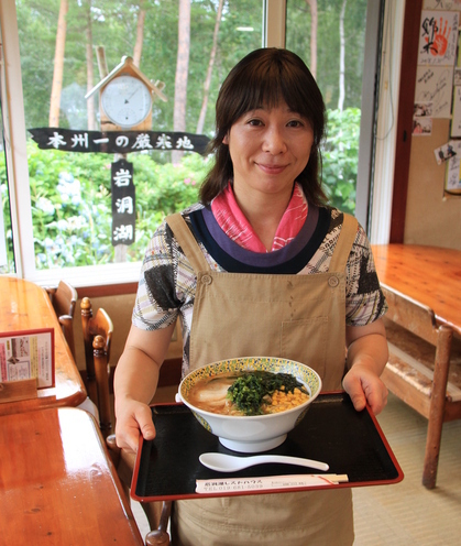 ラーメンを持つ菅原店長