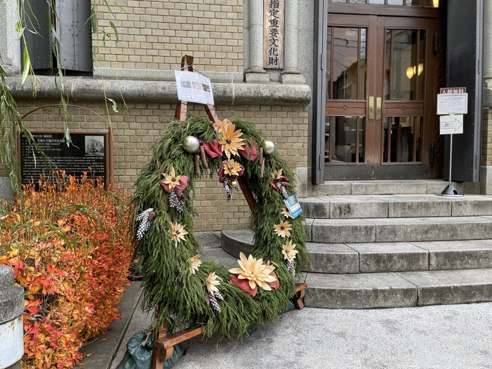 市街地に飾られたリースの写真
