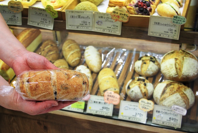 パン売り場で販売されている盛岡黒平豆パンの写真