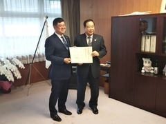 田中国土交通大臣政務官から市長に認定証が手交されました