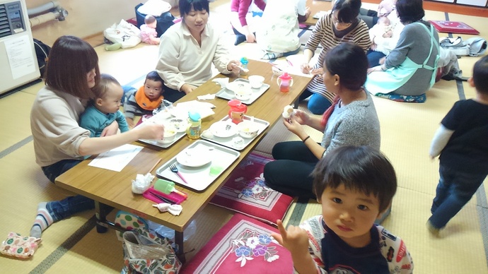 写真：離乳食試食会の様子