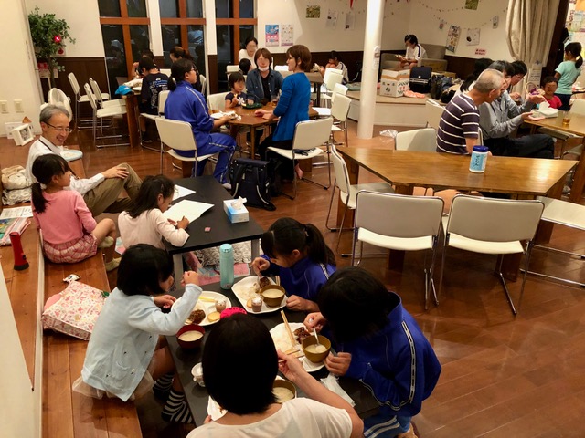 写真:夕食の様子