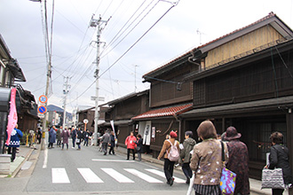 鉈屋町を歩く人たち