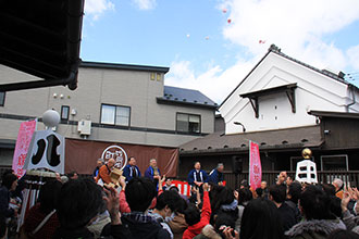 餅まきの様子