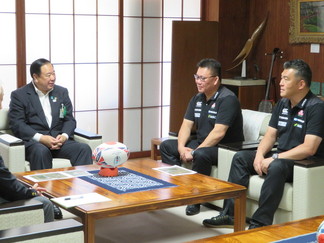 日本ラグビーフットボール協会日本代表幹部による市長表敬の写真（1）