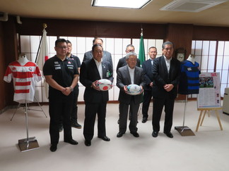 日本ラグビーフットボール協会日本代表幹部による市長表敬の写真（2）