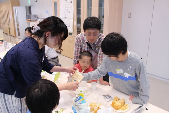 写真：活動の様子（おやつ試食）