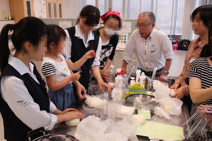 写真：活動の様子（ポリ袋炊飯）