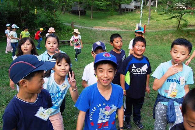 外山森林公園での地元小学生との交流の様子（ネイチャーゲーム）