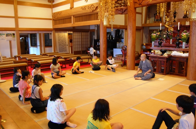 お寺体験の様子