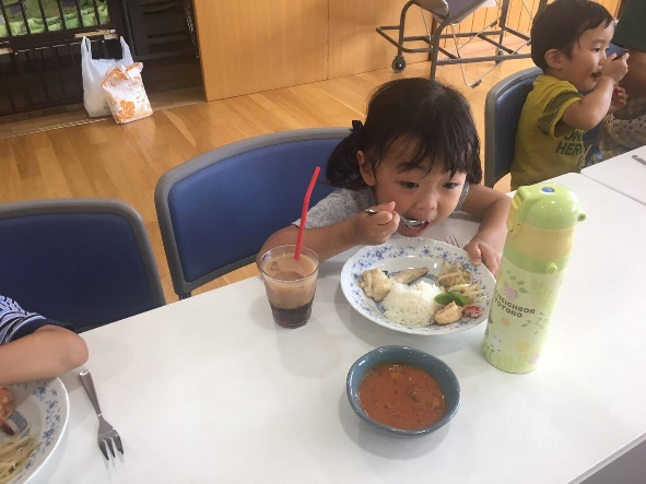 写真：食事の様子