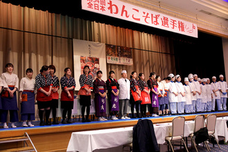 盛岡三大麺普及協会及びスコーレ高等学校ボランティアの皆さんの写真