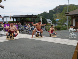 即位礼正殿の儀を祝う記念式典の写真1