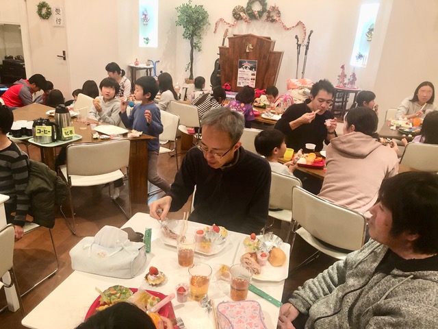 写真:食事の様子