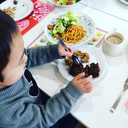 食事の様子の写真