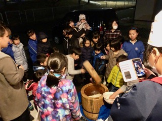 餅つきの様子の写真