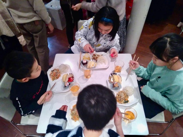 食事の様子の写真