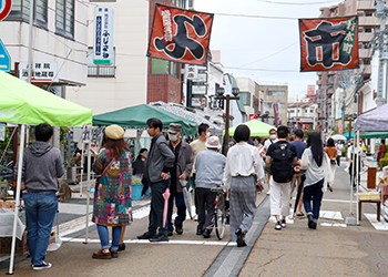 会場での飲食が再開された材木町よ市の画像