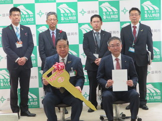 岩手県トヨタ八社会からの車両無償貸与に係るお礼状贈呈式の写真（1）