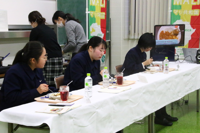 試食の様子の写真