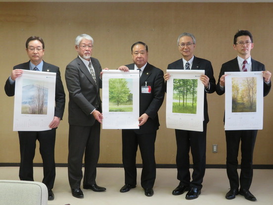 菱和建設からの盛岡市を題材としたオリジナルカレンダーの寄附受領式の写真