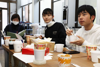 試食と意見交換会の様子