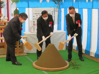 岩手飯岡駅東西線自由通路等新設工事起工式の写真（1）