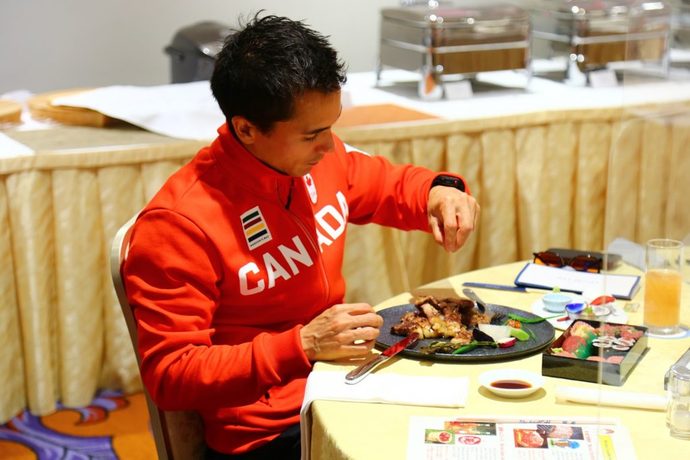 ステーキを食べるショーン選手の写真