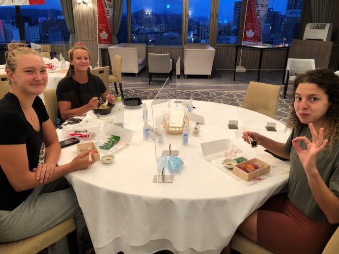 水球カナダチームが寿司を食べる写真