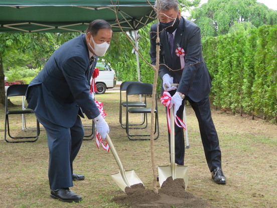 東京2020オリンピック・パラリンピック聖火リレー記念さくら植樹式の写真