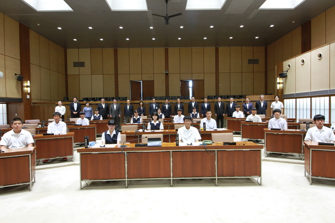 盛岡市議会高校生議会の集合写真