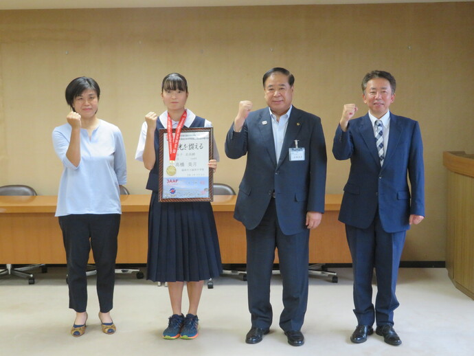 城西中学校3年 高橋 美月さんの全国中学校体育大会陸上競技・女子走り高跳び優勝に係る表敬訪問の写真