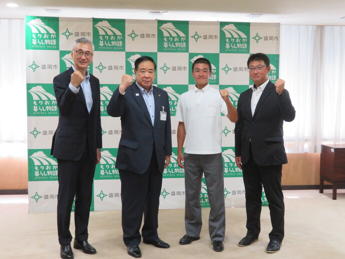 盛岡大学附属高等学校野球部の全国高等学校野球選手権大会出場に伴う表敬訪問の写真