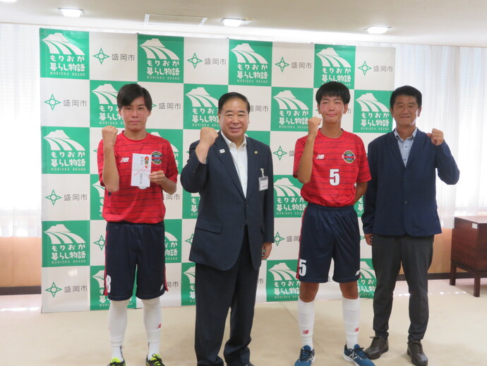 レノヴェンス　オガサ　フットボールクラブの日本クラブユースサッカー選手権大会出場に伴う市長表敬訪問の写真
