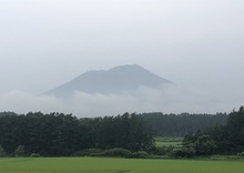 「霧に霞む南部富士」